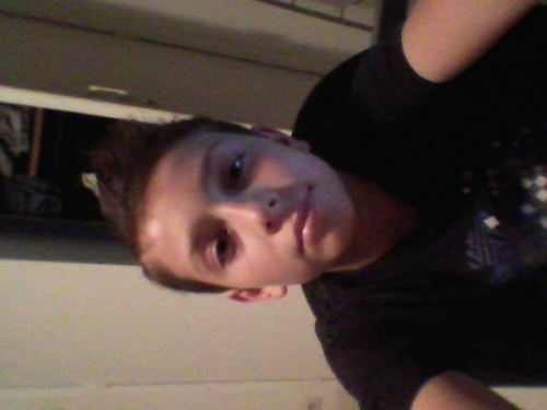 Moi,13 ans, passion: le foot,les jeux video exemple (call of duty,gta,fifa ect...) voila :) ;) :)