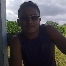 Sou alegre, divertido gosto de brincar com todos adoro jogar futbol