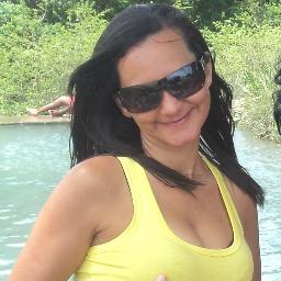 Minha vida pode ser resumida em livros, filmes, músicas, amigos e família!