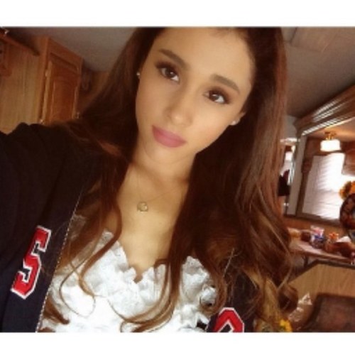 i love Ariana on the top of the world and im only here to get a follow from her! help out, that would mean a lot to me! @ArianaGrande love you 5ever! ♡