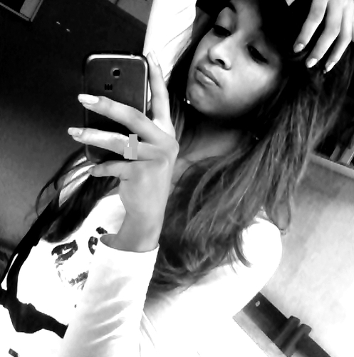 - Elα é perfeitα, mαs tem inúmeros defeitos. Elα fαlα αlto, gritα, dá gαrgαlhαdαs, mas se fαz de tímidα. Elα é sαntα, mαs sabe provocαr ★