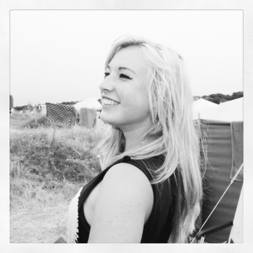 hardstyle-hardcore. piano&zingen | kickboxer ♡ . Rock'nRoll. -- I am who I am, nothing is going to change that !