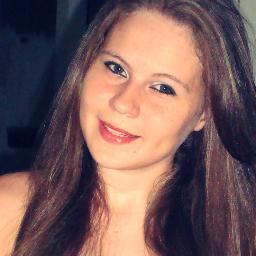 Noviinha&Solteira (6' , Loirinha dos olhos azuis, Leonina, Legal, as vezes irritante e  Vascaína doente.