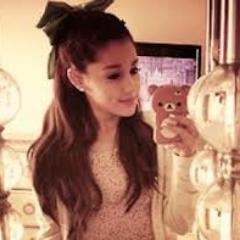 Ariana Grande,la chica mas dulce q eh conocido,no soy arianator,pero me encanta ella 3