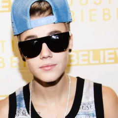 Desde de My World até Believe Tour, e eu continuo aqui! Por que Belieber nunca desiste do sonho e meu sonho é você @justinbieber (Since: 22/03/2013)