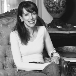 Fashion illustrator, portrait artist.  Loves fashion, cinema, literature, architecture, history, animals.