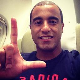A bio o Lucas comeu depois de viajar de volta pra Paris .