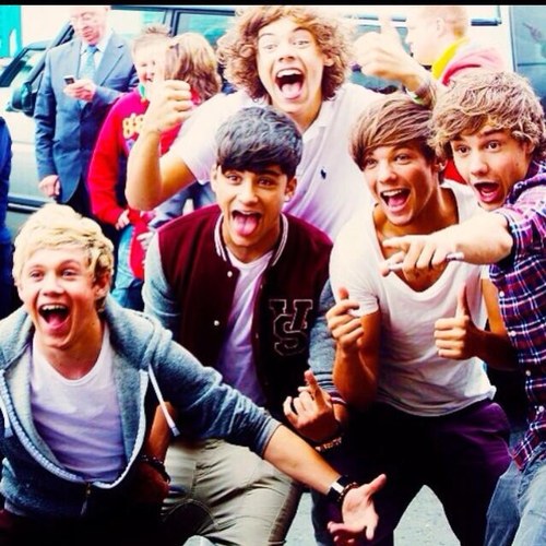 PLEASE FOLLOW @LOUISWHOABABY. (: