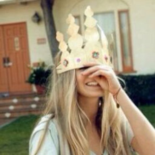 ​لسَست حَحزينة ولم احَحب الحزن يوما : 
بالعكس ااملك روحاا فكاهيہَ عاليہ لكن
هنآك أوقات تحدث أمور تطفئ هذآ آلكون 
ب ااككملہ فِ ععينيَ '(♡̷̷̷̷̷̷̷♡̷̷̷̷̷̷̷♡̷̷̷̷̷̷̷