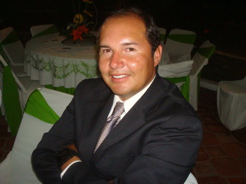 Ingeniero Civil, egresado de la Universidad Iberoamericana, Maestría en Ingeniería de Vías Terrestres por la UAQ