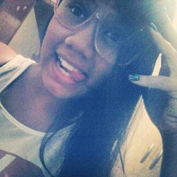 Sou ciumenta, boba, insegura, romântica, chorona, mandona, orgulhosa, irônica, sonhadora, exagerada e dramática . E igual a mim ninguem chega  *o* sou linda