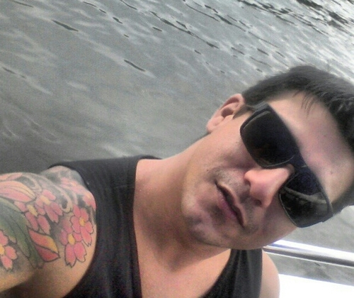Quem se descreve se limita. ..