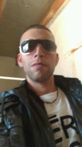 soy como me traten pero si tu eres una linda chica considerame como a alguien que le gustas y me gusta el rock metal lml