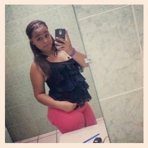Im bisexual :) hmu if you want to have fun! My names jeaneysa. I luv mi kisses down low