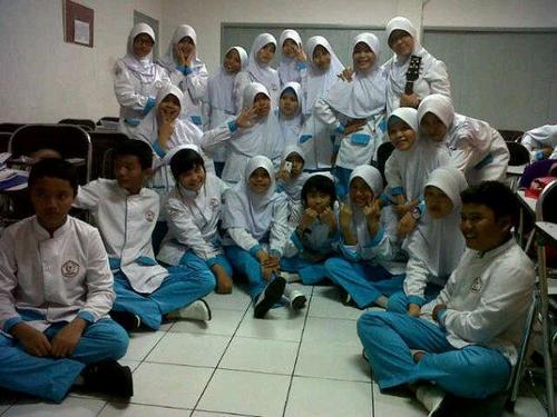 Siswa-siswi berjumlah 30orang  XII.FARMASI♥  #KM @hamim  #Sekre @atika_nurmala  @jesika  #Benda @faridayuliaa_ @nofirufia1
