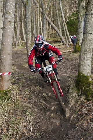 Downhill mountain biker & part time photographer specialising in mountain bike, landscape and equestrian photography.