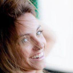 Apresentadora do Fashion News, um programa de moda com foco no mundo fashion, estilo e comportamento.
