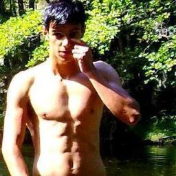 Estudiante, Amante del futbol (REALMADRID) Jugador (Dato por contrastar) y una maravilla vamos... un cachico pan, una maquina, ah y humildad mucha humildad