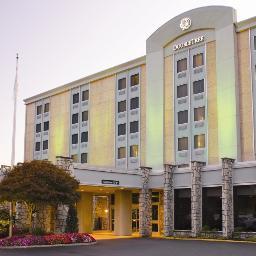 The Doubletree by Hilton Pittsburgh Airport is the airport corridor's premier full-service conference center hotel located only six miles from the Airport.