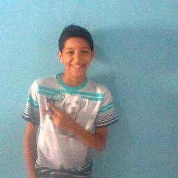 alto   magro   cabelo  cachado