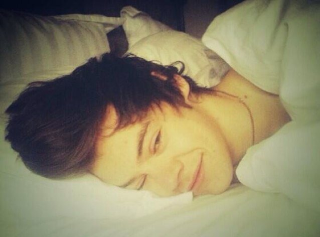 Hey Mates I'm Louis! And My Bestst mate Is In The Loo! He Should Be A Moment. 2/5 Of 1D. Excited for our 2014 tour? I am but now i need Tea so bye mates! P.Acct
