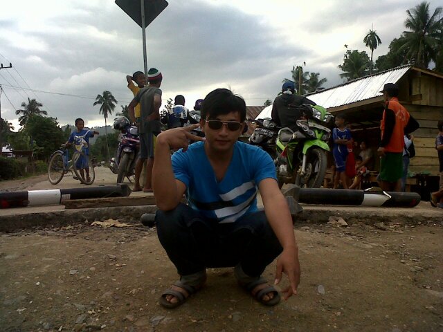 vocalis di group band Qodrat..
