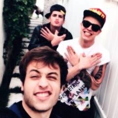 ele não é gay só acredita em unicórnios ✌
