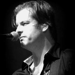 O Mais Trovador de Todos os Poetas... #VictorChaves... da mais perfeita junção de Alma & Coração... @victoreleo... Por @daianeanselmo e http://t.co/T4dHIWCqzz