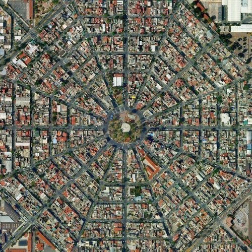 Sólo en esta famosa TELARAÑA levantas las manos y puedes tocar los aviones !!!