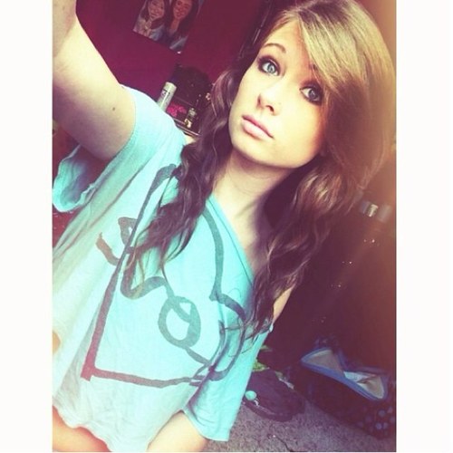 Im Taylor! Single & Bi. Talk to me! :)