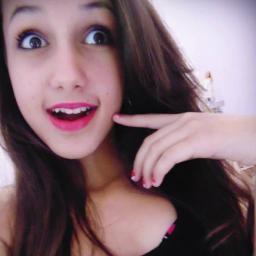 , meniina feliz =3
         chata , bipolar , sincerÁ !