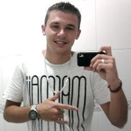 Tem dias que acordo mal, tem dias que acordo bem
Já dias que pronto acordo, e encaro de ''tefren'' um trem
Vêm,vêm,escuta as base, pele já treme na base _/=\_