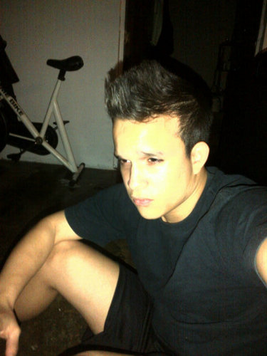 Un chamo full humilde. Me gusta vivir cada momento al maximo.  Reir de todo XD.. Alegre, Obtimista y full luchador..