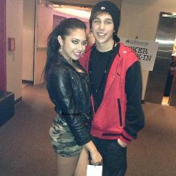 Hello my name is jasmine villegas, I like to make friends, go out, dance, sing, and take pictures 3