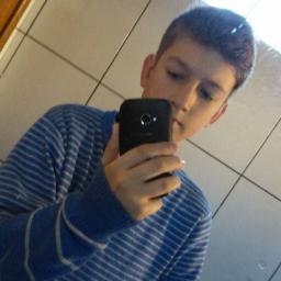 me segue que eu sigo de novo,,,so rockeiro tenho 13 anos,,,,e ando de skate ...