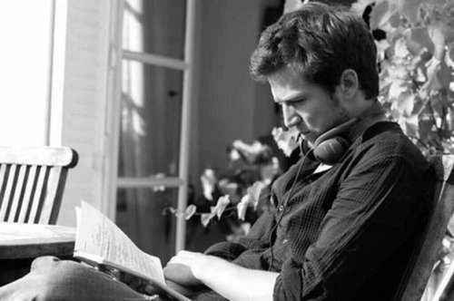 SAM_555k's profile picture. غَريقٌ في بَحر اللّاشعور عنيدٌ مُكابِر رغمَ فقرِ الحَال • المُفضَّلة تَحتفِظُ بأَحرُفِي ..