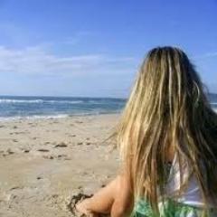 14 anos ,Carinhosa ,amiga , feliz , com objetivos claros !!