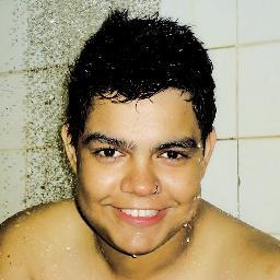 A luz que me guia é mais forte , que os olhos que me cercam !