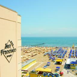 Hotel San Francisco Spiaggia Rimini direttamente sul mare senza attraversamento stradale, vi aspetta per rilassanti e divertenti vacanze cucina tipica romagnola