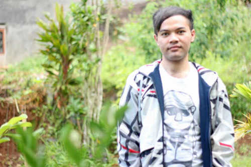 apapun keadaan aku ',,baik atau buruk nya ,,ku hanya ingin menjadi diri sendiri dan belajar untuk menjadi bijak.... l' need stronger..