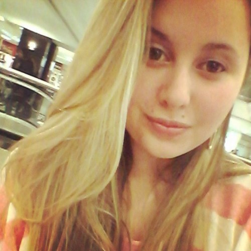 Menina bipolar que reclama de tudo.
19 anos;Ariana.