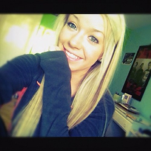 ~I be Elenaaaaaa. 17 biatchh. Dancer. Singer. Singleee. Bi. Hmu sometimeeee.~ :)