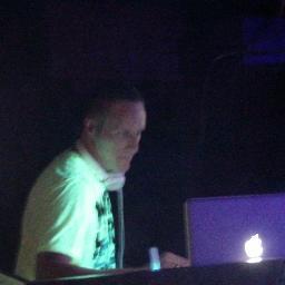 HOUSE,TRAP ,DANCE ,DRUM N BASS,TOP 40 Remixes, this is what i love . NOTHING FEELS BETTER THEN THE WHOLE CROWD LIGHTING UP TO A SWEET DROP!!!