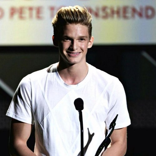 i love cody simpson more that word can describe. his always make me smile every single day and I'm promise im always pround of his #Angel forever.