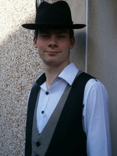 17 year old, who likes to do fencing, spending time outside, riding bikes and messing around with my mates. Likes to game a lot, and writes fiction.