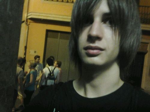 Nou Twittwr . Soc el de sempre mencanta el rock i heavy , el color negre les pelis de por i pasar el dia en els amics (patos).