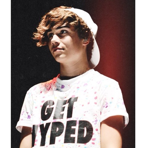 boy bands give me feels ~dont ever say your lonely just lay your problems on me and ill be waiting there for you~