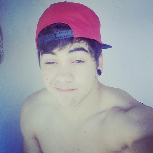 sou o que sou  um cara sonhador e sigo rumo a felicidade isso que importa!