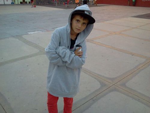 Tengo 12 años,Gamer,pelo castaño,ojos marrones,timido (aveces),me encanta la voz kids :)