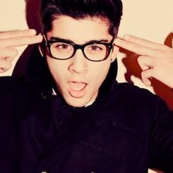 I love to sing and dance (though I do not know). Adore having fun, hanging out with friends ... And I LOVE ONE DIRECTION